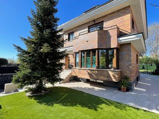 Doppelhaus in Las Matas-Peñascales. Amplio chalet pareado con piscina privada, 5 habitaciones y 5 ba
