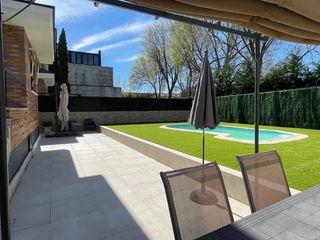 Doppelhaus in Las Matas-Peñascales. Amplio chalet pareado con piscina privada, 5 habitaciones y 5 ba