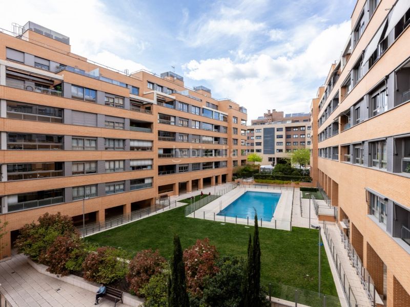 Foto 0307983b-e504-47d0-bafe-bb86bdd126db. Pis amb aparcament piscina a Montecarmelo Madrid