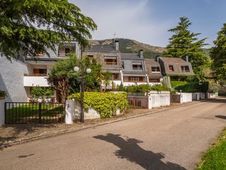 Casa adossada a Jardín de los Reyes-Parque Real. Urb. sotomora el escorial. bonito chalet adosado con espectacula