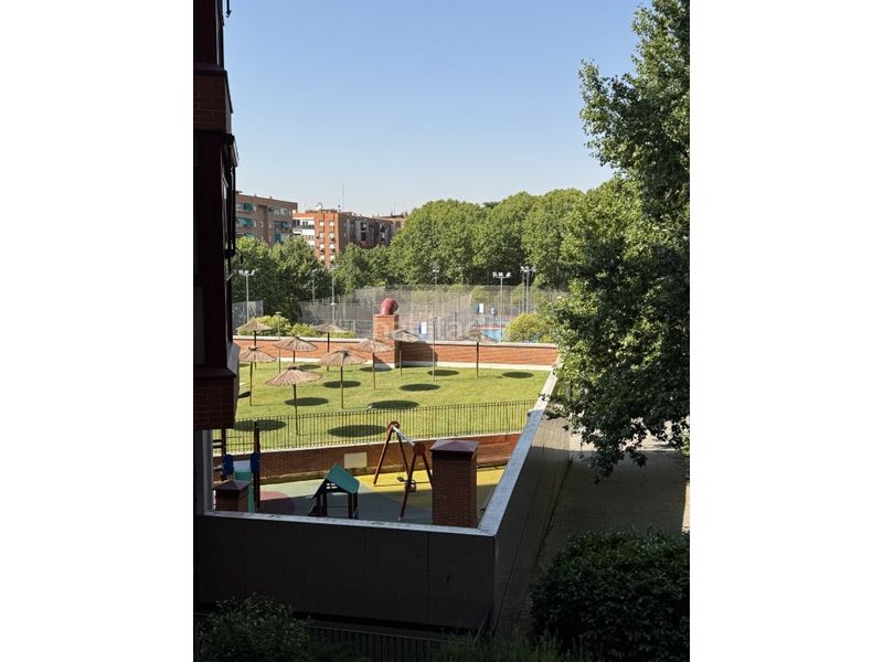 Foto ed110668-d2dc-4182-9e88-1a55b9f5c975. Pis amb aparcament piscina a Acacias Madrid
