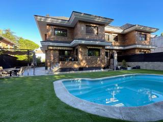 Casa pareada  Calle martin iriarte. Chalet pareado con encanto, piscina independiente, bien comunica