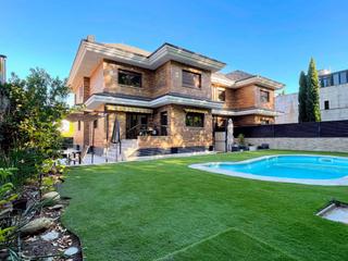 Maison jumelée  Calle martin iriarte. Chalet pareado con encanto, piscina independiente, bien comunica