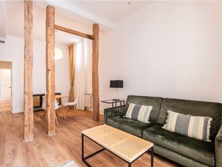 Rent Flat  Calle cardenal cisneros. Un hogar con carácter y estilo en una ubicación privilegiada