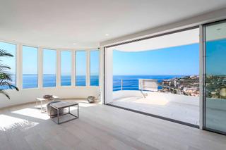 Àtic a Sant Agustí. Espacioso ático reformado con vistas al mar en venta en san agus