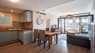 Apartament a Pere Garau. Amplio apartamento  con vistas sobre los tejados en la plaza del