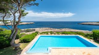 Xalet a Cala d´Or. Bonita villa en venta en primera línea del mar en cala dor, mall