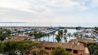 Apartment in Portals Nous. Apartamento en primera línea con vistas al mar y al puerto en pu