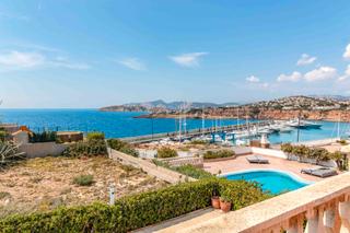 Chalet in El Toro. Amplia villa con vistas al mar en venta en primera línea de mar,