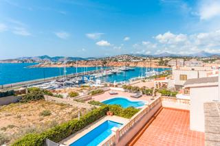 Chalet à El Toro. Amplia villa con vistas al mar en venta en primera línea de mar,