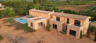 Chalet in Santa María del Camí. Lujosa villa de obra nueva con preciosas vistas cerca de santa m