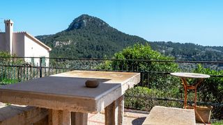 Chalet en Puigpunyent. Solar con casa y con vistas hasta el mar en galilea