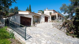Finca rústica a Puigpunyent. Solar con casa y con vistas hasta el mar en galilea