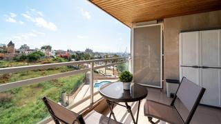 Studio à Es Jonquet. Estudio con terraza y vistas laterales del club náutico y casco