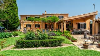 Chalet à Son Sardina. Idílica casa rural con piscina y hermoso jardín en las afueras d