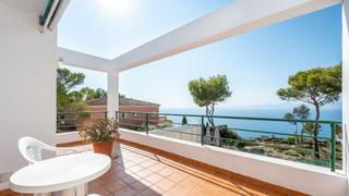 Chalet in Badia Blava-Badia Gran-Tolleric. Villa en primera línea del mar en venta en bahía azul, llucmajor