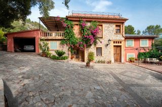 Masía en Puigpunyent. Finca con privacidad y vistas a la montaña en venta en puigpunye