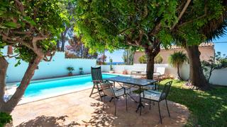 Chalet à La Bonanova. Villa con piscina, jardín y vistas al mar en venta en la bonanov