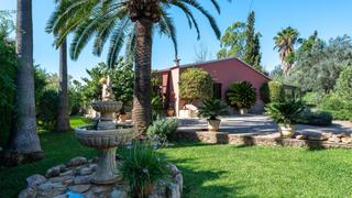 Chalet en Son Sardina. Encantadora villa con piscina, jardín y total privacidad en son