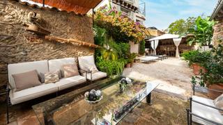 Masía en Consell. Magnifica casa de pueblo con patio y piscina en el encantador pu