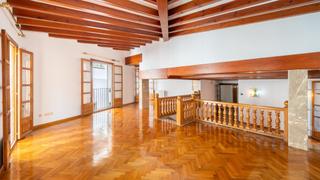 Rent Apartment in Monti-Sion. Amplio piso con garaje y terraza en casco antiguo de palma