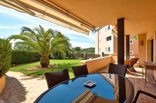 Planta baixa a Portals Nous. Fantástico apartamento con jardín en venta junto al golf en bend