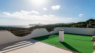 Xalet a Cala Ratjada. Villa con licencia vacacional y vistas al mar en venta en capdep
