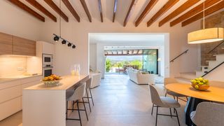 Mas à Llubí. Encantadora casa en venta a estrenar con vistas panorámicas, en