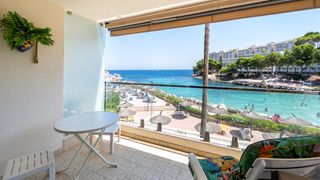 Appartement in Cala Vinyes. Apartamento en primera línea con terraza y vistas al mar en cala