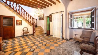 Masia a Sant Joan. Casa de pueblo a reformar con carácter mallorquín en sant joan