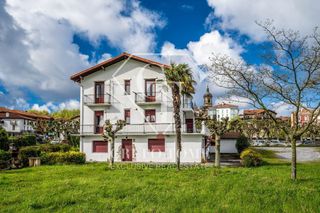 Maison à Calle erribera behera 2. Casa independiente en hondarribia con 3 viviendas y gran potenci