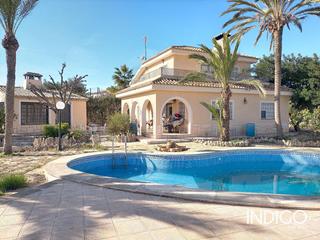 Xalet  Raspeig polig. Chalet independiente en el campo con piscina