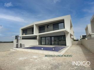 Casa a schiera  N/a. Gran oportunidad de adquirir un chalet pareado nuevo con piscina