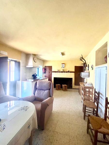 Foto 64f01c3e-46ef-4dcb-b966-20805e67c2dc. Casa adossada amb xemeneia a Almonaster la Real