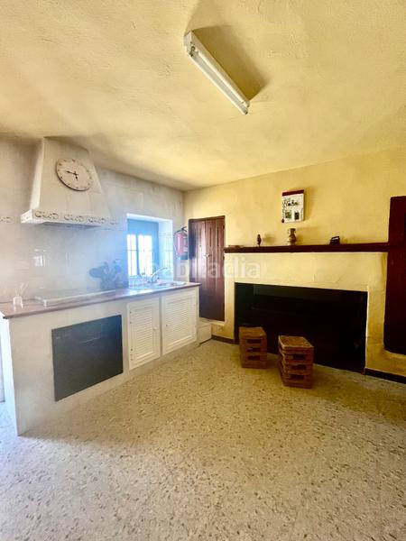 Foto d2290f04-a20c-488f-badf-8f6a81675c66. Casa adossada amb xemeneia a Almonaster la Real