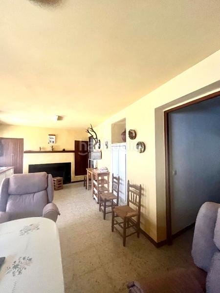 Foto e473ef0d-85fe-45a9-9d1b-b9219bf8f145. Casa adossada amb xemeneia a Almonaster la Real