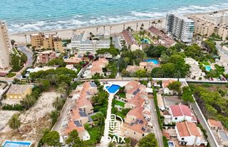 Maison jumelée à Carrer de gijon 3. Pareado en venta en playa de mucha vista  urb. la pinadita , ali
