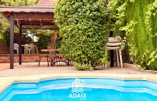 Maison jumelée à Carrer de gijon 3. Pareado en venta en playa de mucha vista  urb. la pinadita , ali
