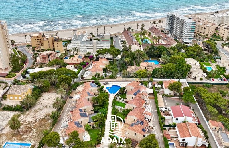 Foto 0ce03a41-7e32-46c0-bd02-80f0a8f662c1. Casa bifamiliare in carrer de gijon 3 in Playa Muchavista Campello (el)