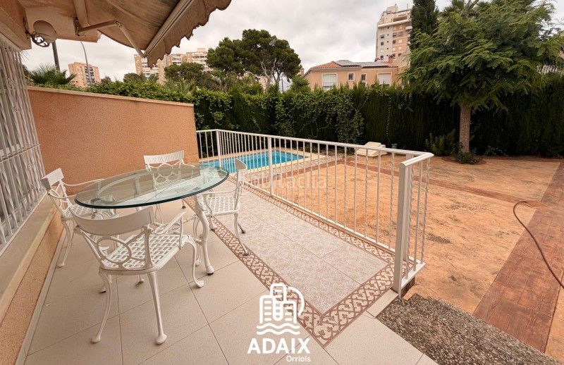 Foto 702fea85-dec2-4f47-b9fd-7a45a19b284b. Casa bifamiliare in carrer de gijon 3 in Playa Muchavista Campello (el)