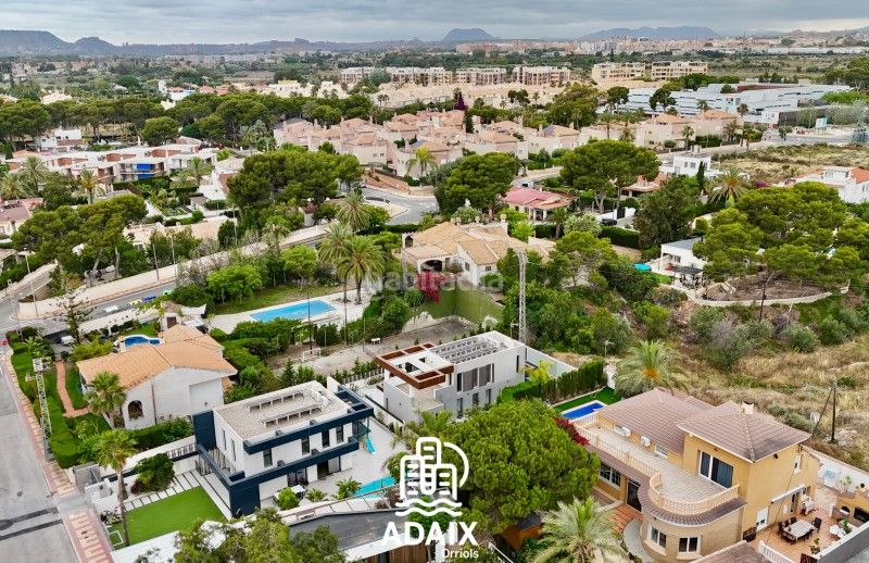 Foto bb391b33-50d7-48d6-9dfa-e22d497c7a17. Casa bifamiliare in carrer de gijon 3 in Playa Muchavista Campello (el)