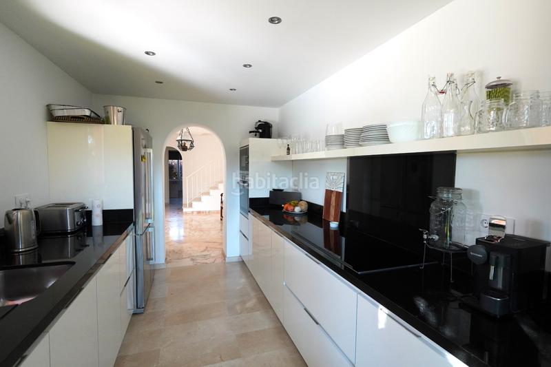 Foto 36e7ff7a-5e1b-4dfe-a3b4-363a85aa24e2. Xalet amb xemeneia calefacció aparcament piscina a Sotogrande