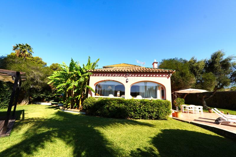 Foto c5036c13-fb26-4507-9ba5-ec67bf6f3558. Xalet amb xemeneia calefacció aparcament piscina a Sotogrande