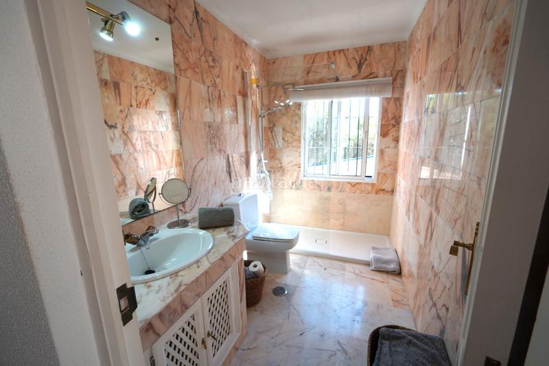 Foto d1f92bcc-980b-445b-9620-cab80c7b17e8. Xalet amb xemeneia calefacció aparcament piscina a Sotogrande