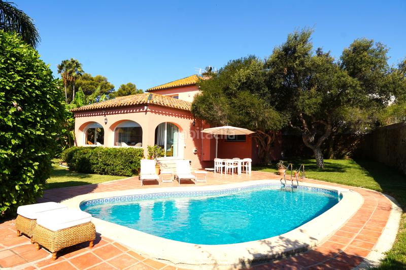 Foto d60b2165-56a3-4101-bdeb-a579f63e241f. Xalet amb xemeneia calefacció aparcament piscina a Sotogrande