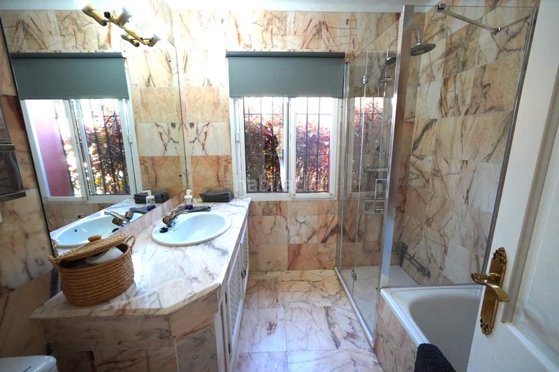 Foto da64ca27-fe81-4364-8370-0fa9b37839c1. Xalet amb xemeneia calefacció aparcament piscina a Sotogrande