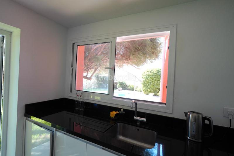 Foto f5aaaddf-4f72-4e4b-a9af-6f63079e6ed0. Xalet amb xemeneia calefacció aparcament piscina a Sotogrande