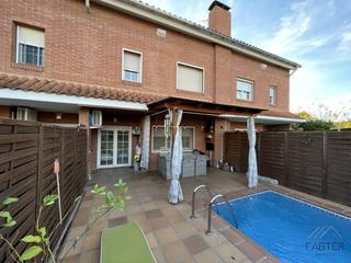 Casa  Pi i margall. Amplia casa familiar con piscina, garaje doble y terraza privada