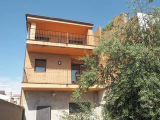 House  Calle freixes. Espectacular casa esquinera con terraza chillout y gran patio en