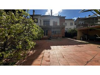 Casa  Calle agustí santacruz. Oportunidad única propiedad con 2 viviendas y potencial para 12